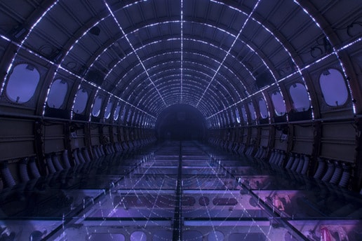 PlayMID 在飛機上創作光學裝置「Porta Estel-lar」