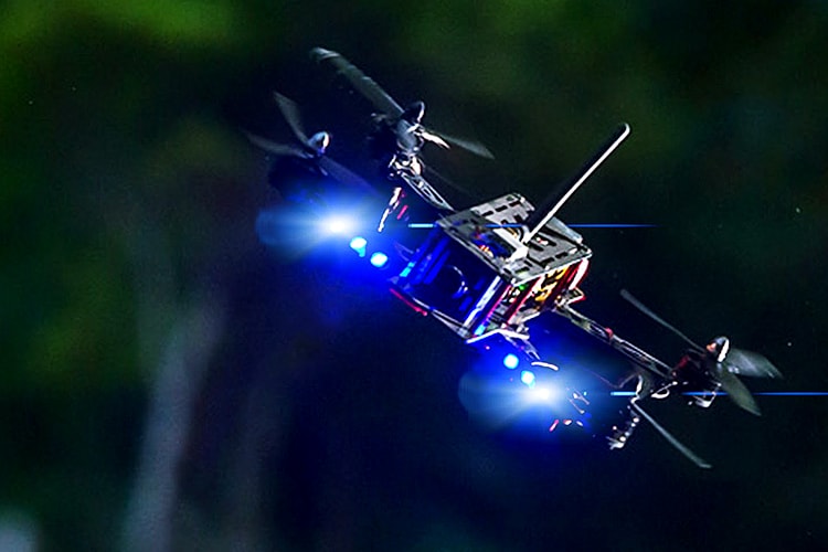 如置身《星戰》!Drone Racing 高速遊走城市廢墟