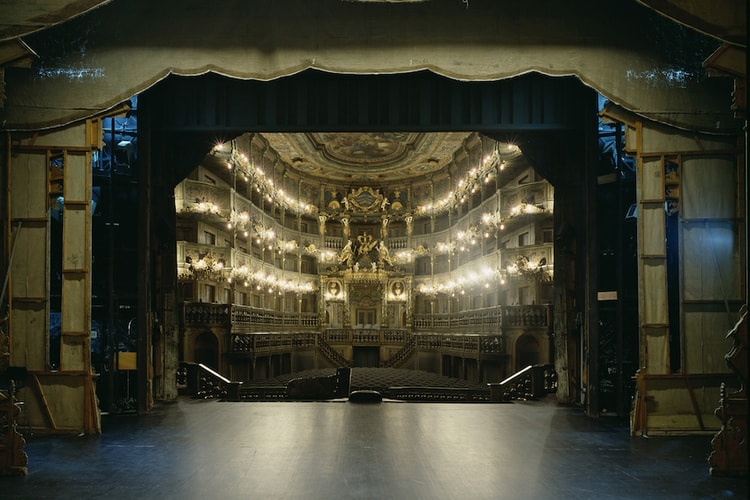 窺探歐洲華麗劇院舞台後震撼之處