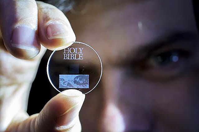 地上最強記憶體 可保存 360 TB 資料長達 138 億年的「玻璃」