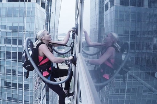 切勿模仿!攀岩選手以爬牆機甲登上首爾高塔