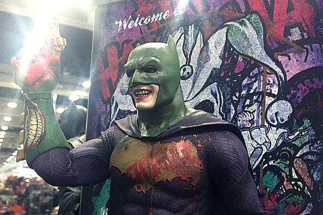 【美國 Comic-Con】Hot Toys 小丑「蝙幅俠版」驚現會場！