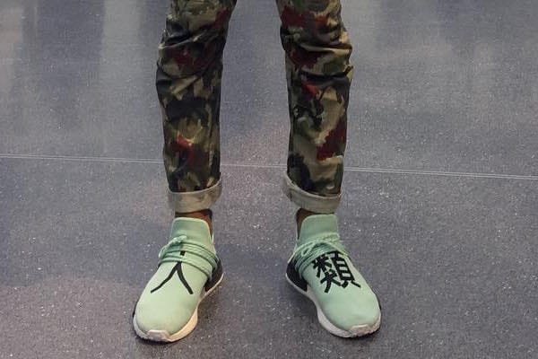 Pharrell Williams 腳著全新 NMD 現身 adidas 德國總部