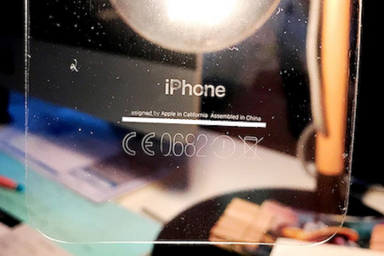黑亮版 iPhone 7 使用機背保護貼出現文字脫落問題