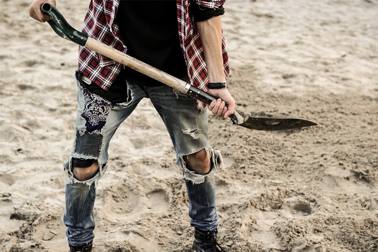 從懸崖擲下、鎚擊、活埋-葬送後重生的 Levi's 會變成怎樣?