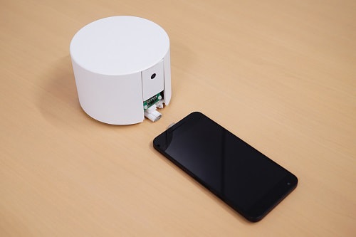 KDDI 開發自動為手機充電的機械人