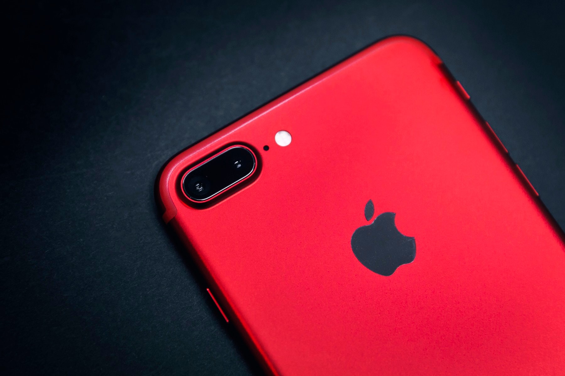 iPhone 7 (PRODUCT)RED Closer Look