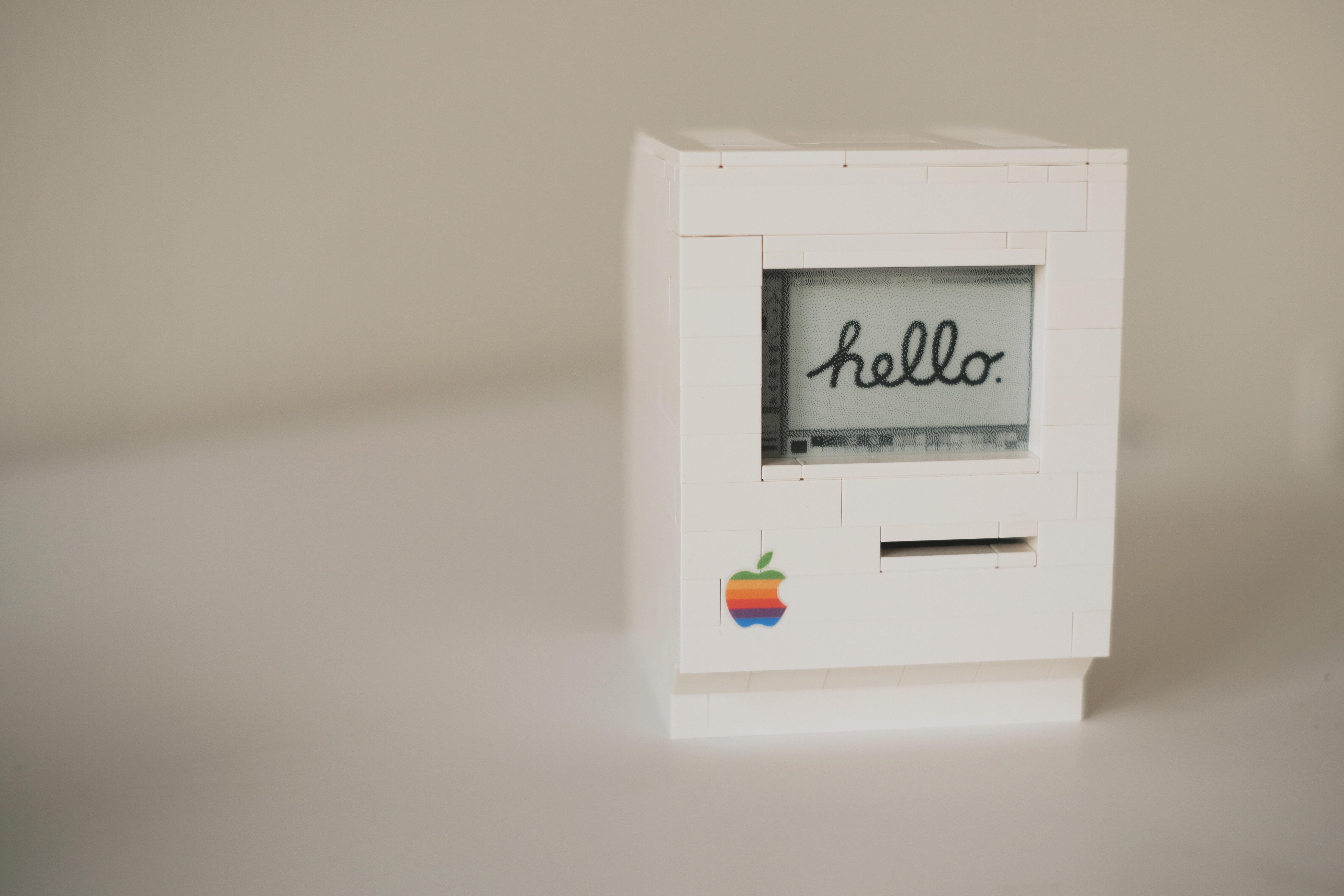 工程師製作出配有 e‑paper 螢幕的迷你版 LEGO Macintosh