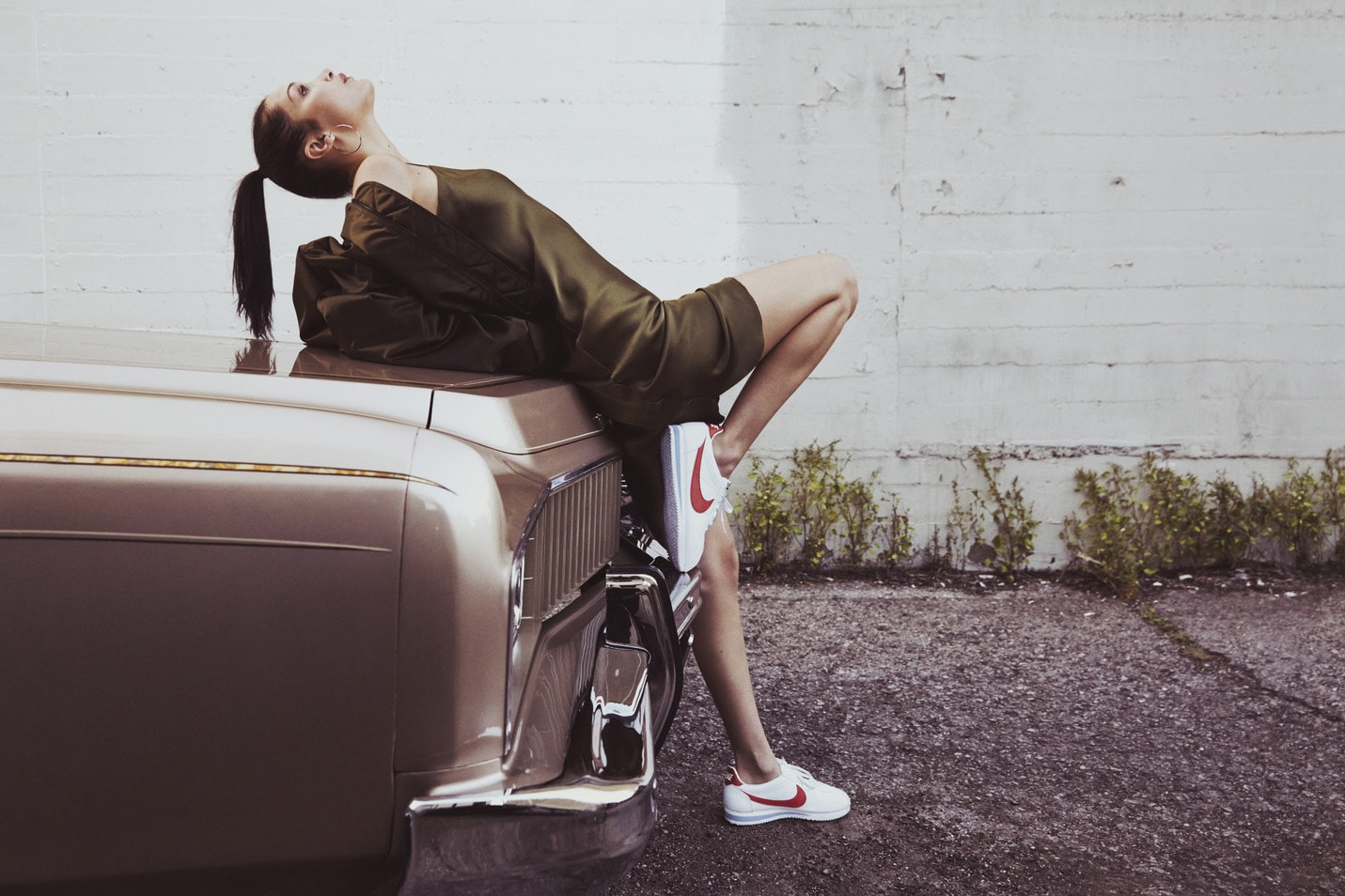 Bella Hadid 性感演繹 Nike Cortez 造型特輯