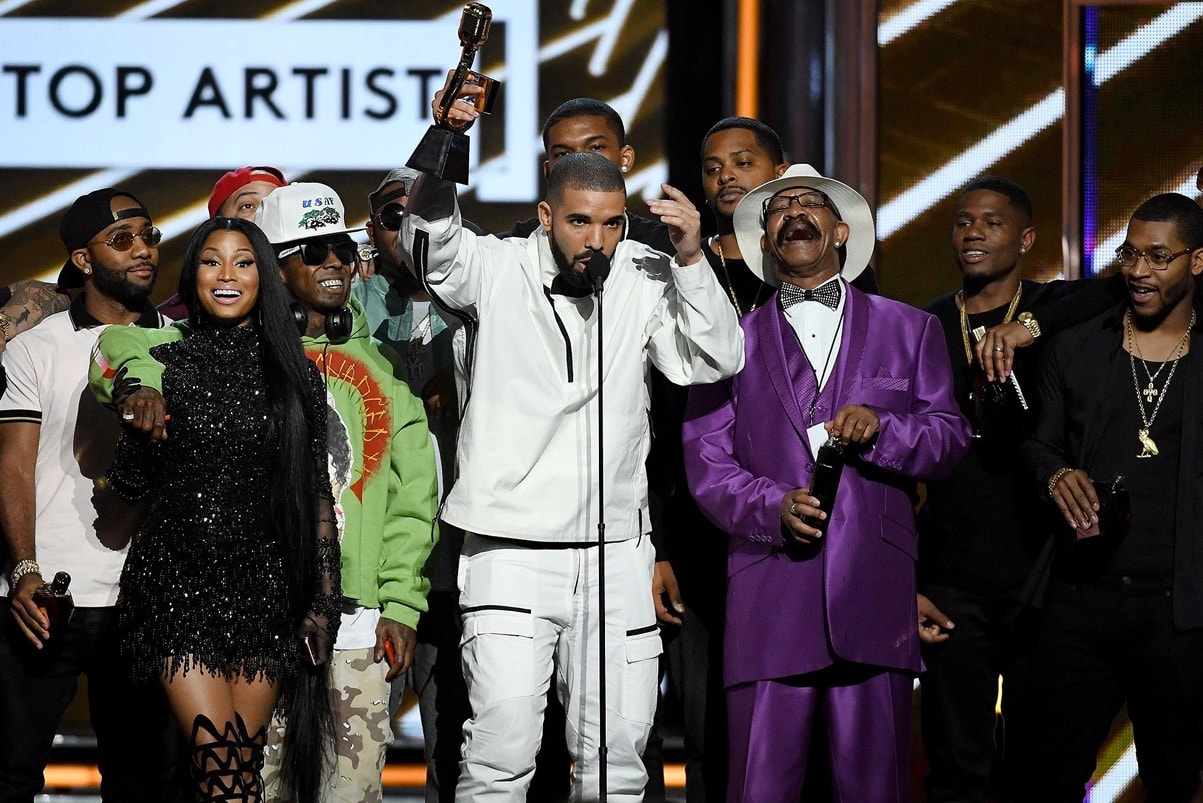 光榮時刻回顧！Drake 破紀錄狂掃 Billboard Music Awards 13 項大獎