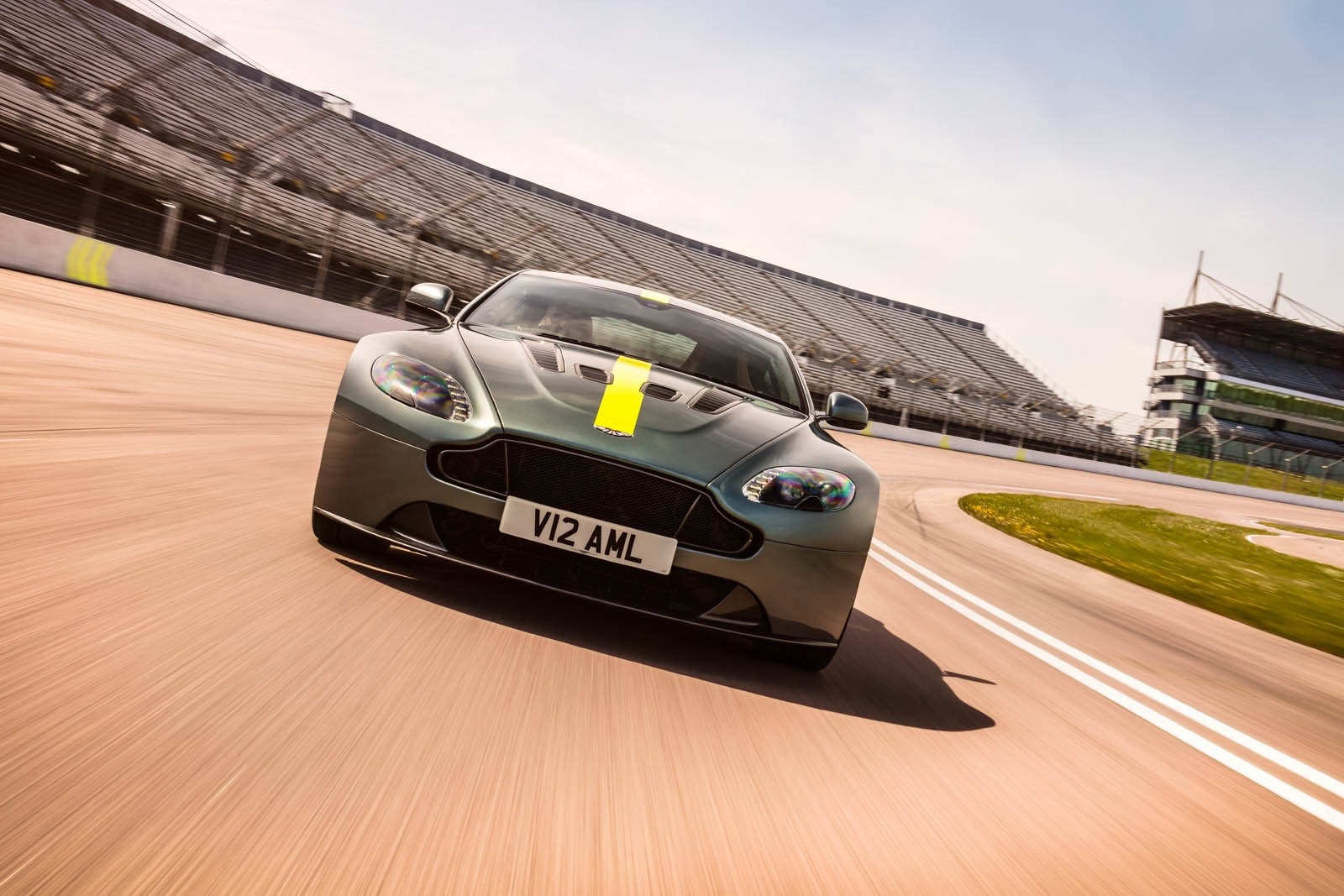 Aston Martin 發佈 Vantage AMR 高性能跑車