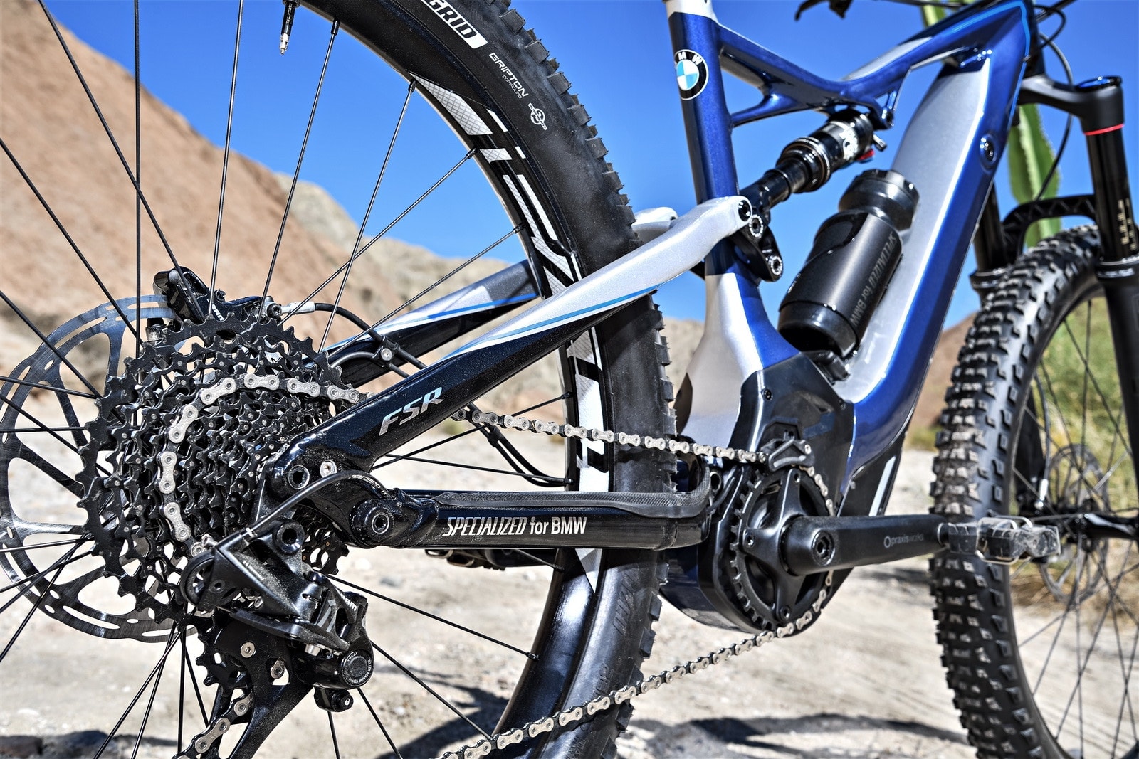 BMW 攜手 Specialized 以 2018 X3 為靈感打造聯名電動山地自行車