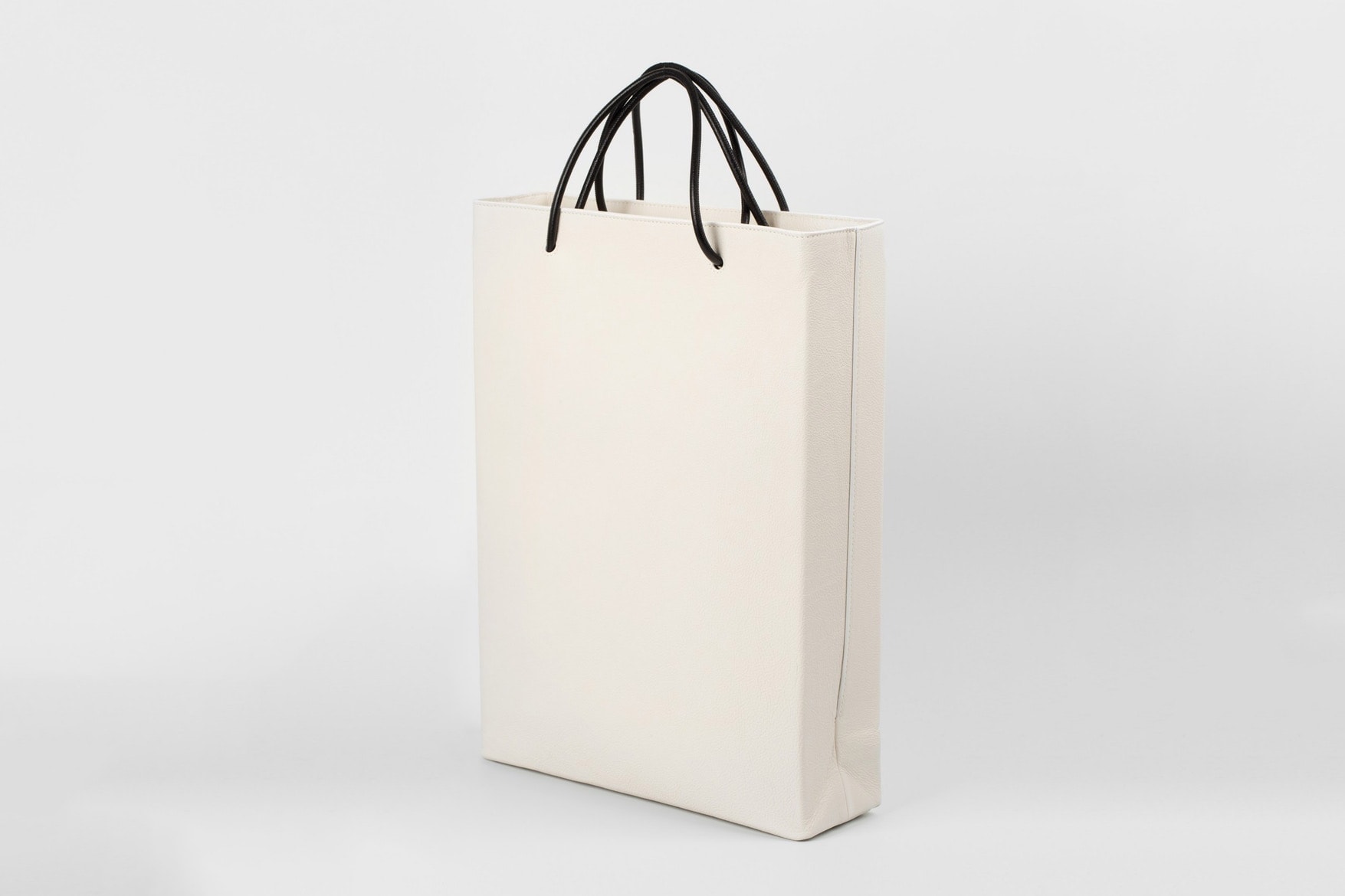 Balenciaga 推出 $1,100 美元天價「購物袋」