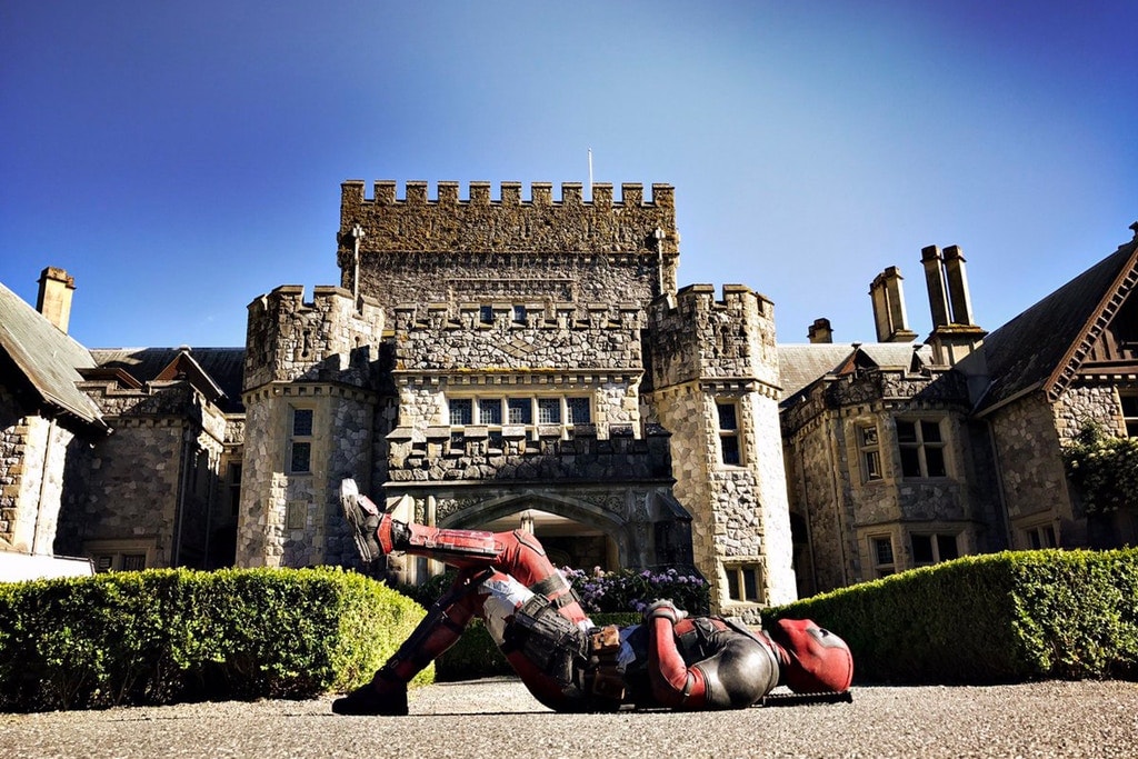 Ryan Reynolds 化身 Deadpool「闖入」X-Mansion 拍照