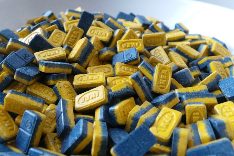 刻有 IKEA 字樣的藍黃色迷幻藥導致一人死亡多人入院