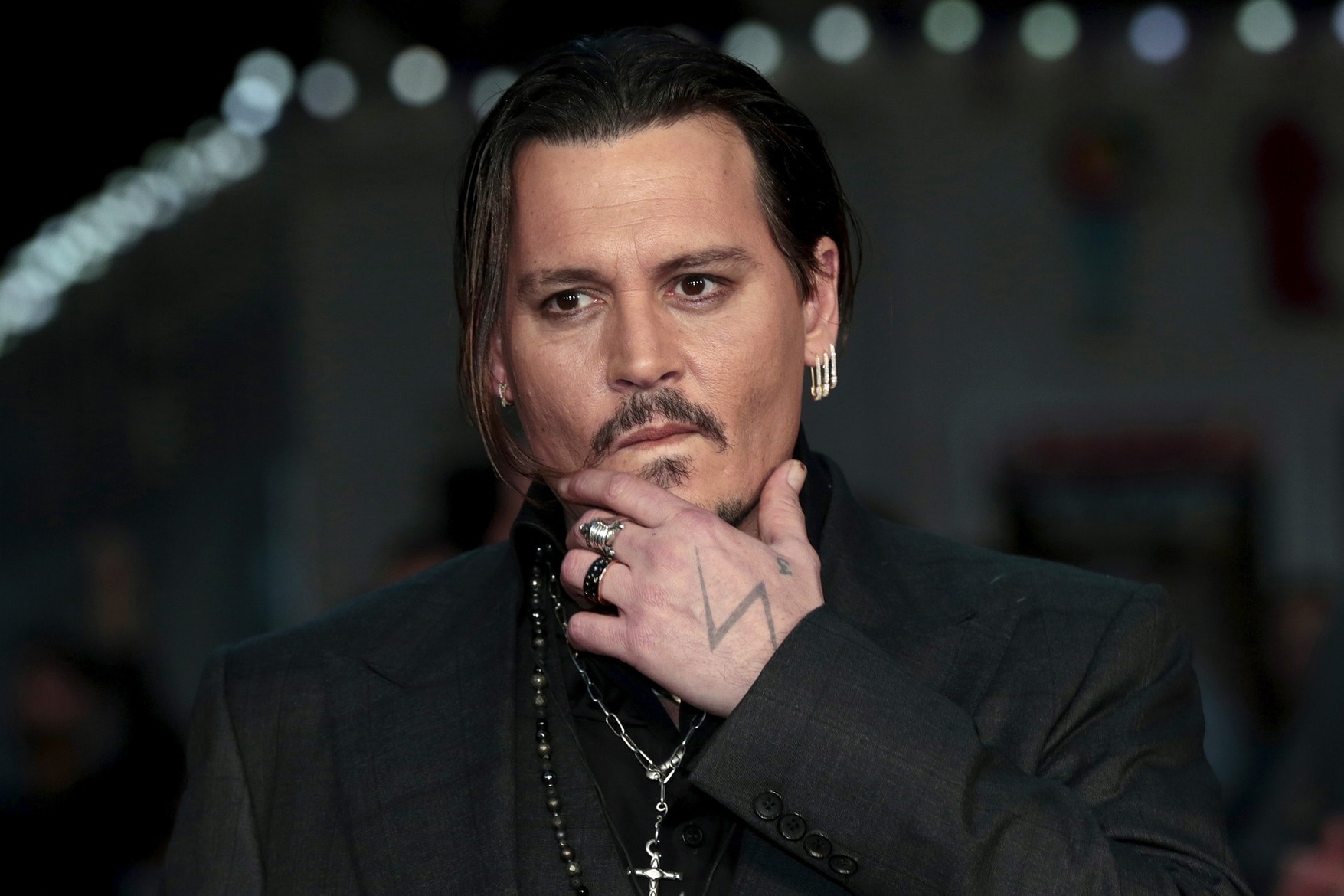 Johnny Depp 難掩自己花錢如倒水？！