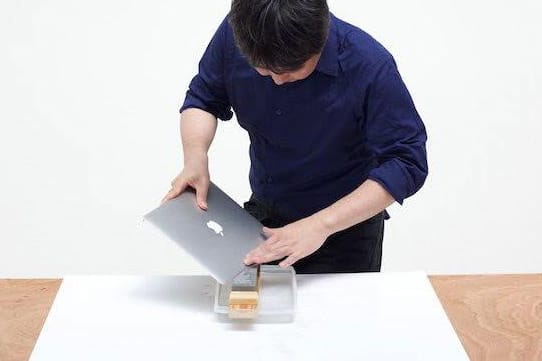 島袋道浩設計 MacBook Air「斧頭」亮相威尼斯藝術雙年展