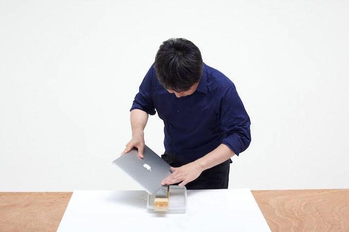 島袋道浩設計 MacBook Air 亮相威尼斯藝術雙年展
