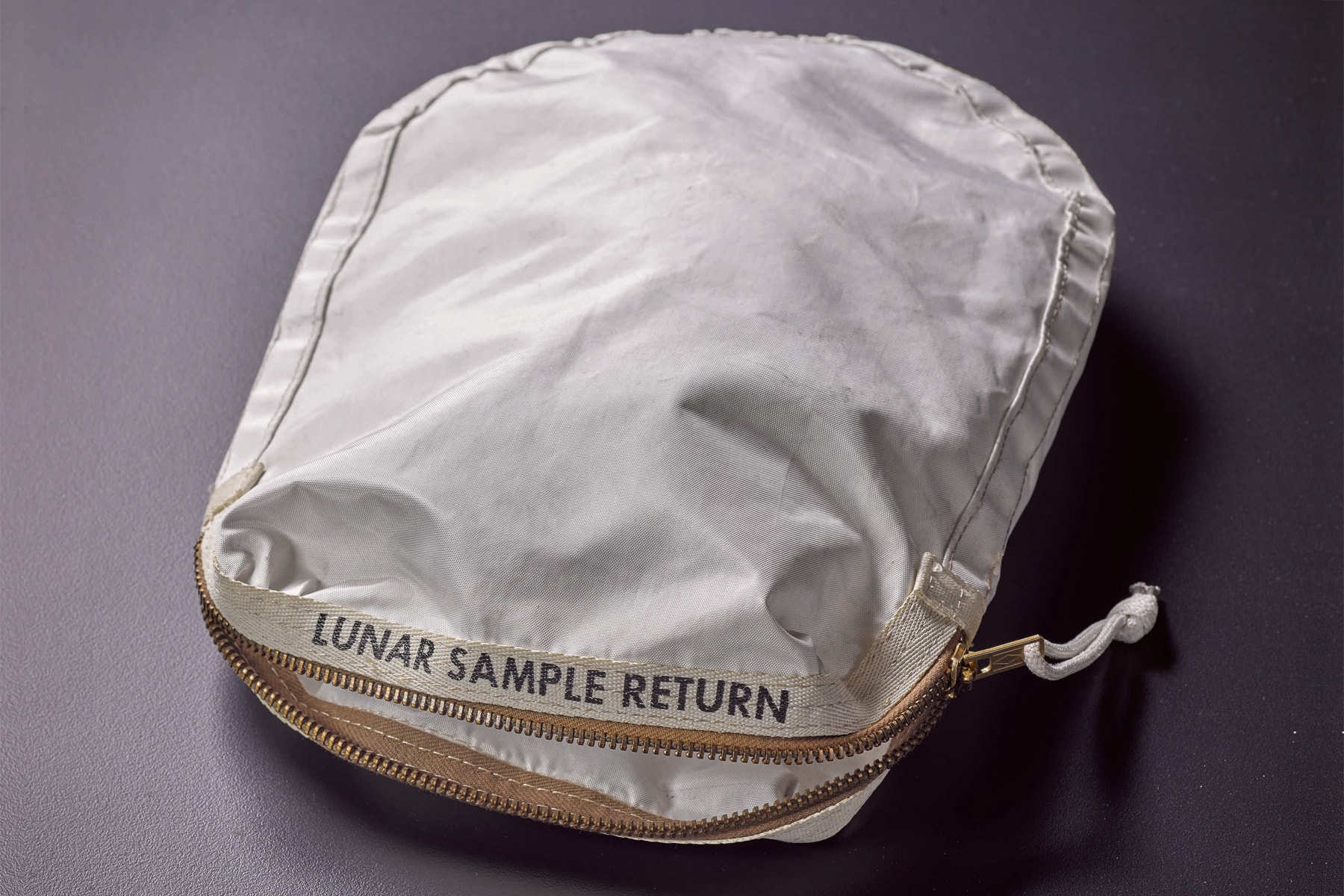 紐約 Sotheby’s 將拍賣裝載首批月球沙塵的樣本袋