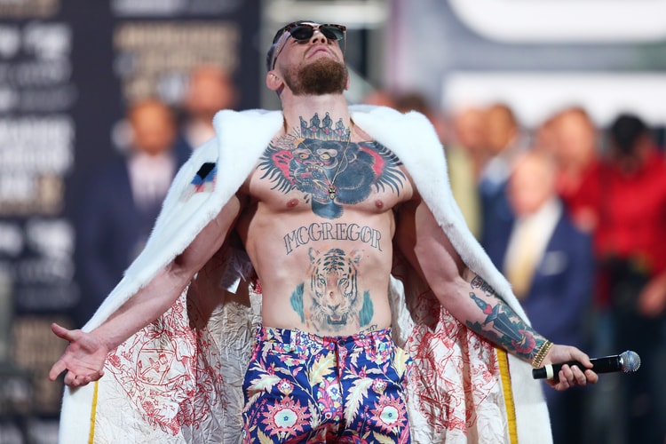 Conor McGregor 穿上 Gucci 白色大衣亮相「世紀之戰」新聞發佈會背後的故事