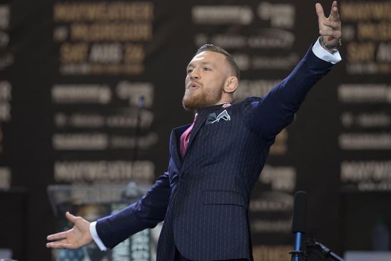 Conor McGregor 身穿「FXXK YOU」西裝亮相與 Floyd Mayweather「世紀之戰」新聞發佈會