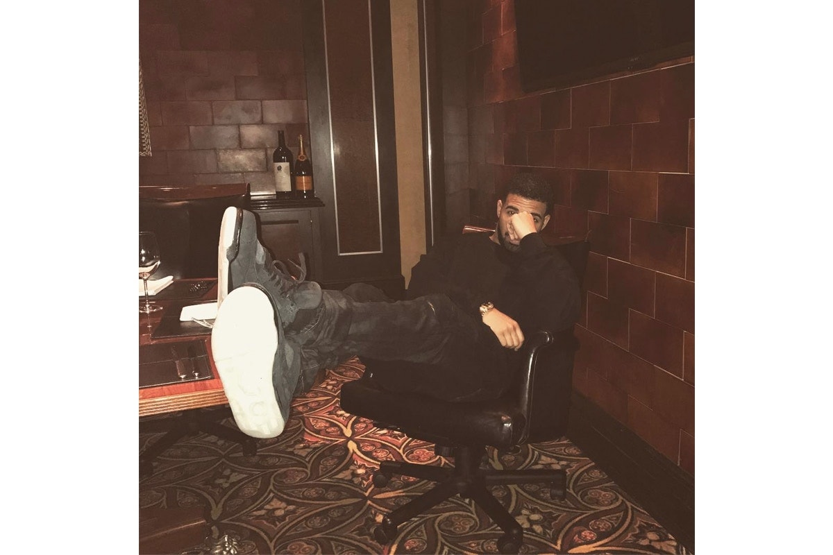Drake 親自示範 KAWS x Air Jordan 4「Friends & Family」限定版本