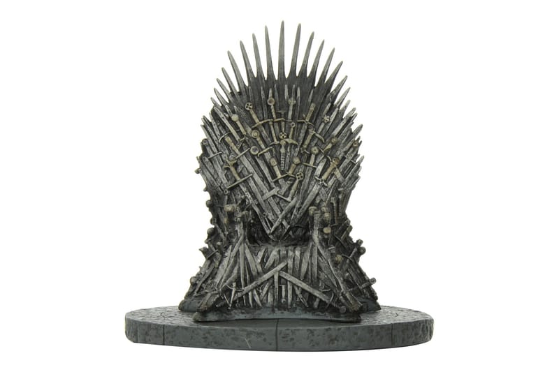 粉丝自製《权力的游戏》鐵王座手机充電座