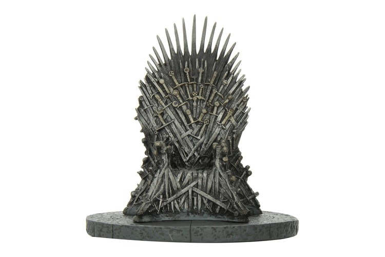 粉丝自製《权力的游戏》鐵王座手机充電座