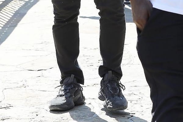 Kanye West 親自上脚曝光全黑配色 YEEZY Runner
