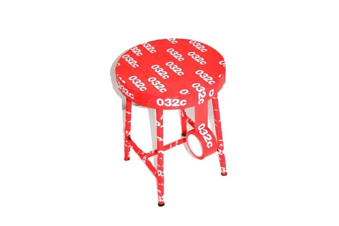 《032c》推出紅色 Logo 膠帶