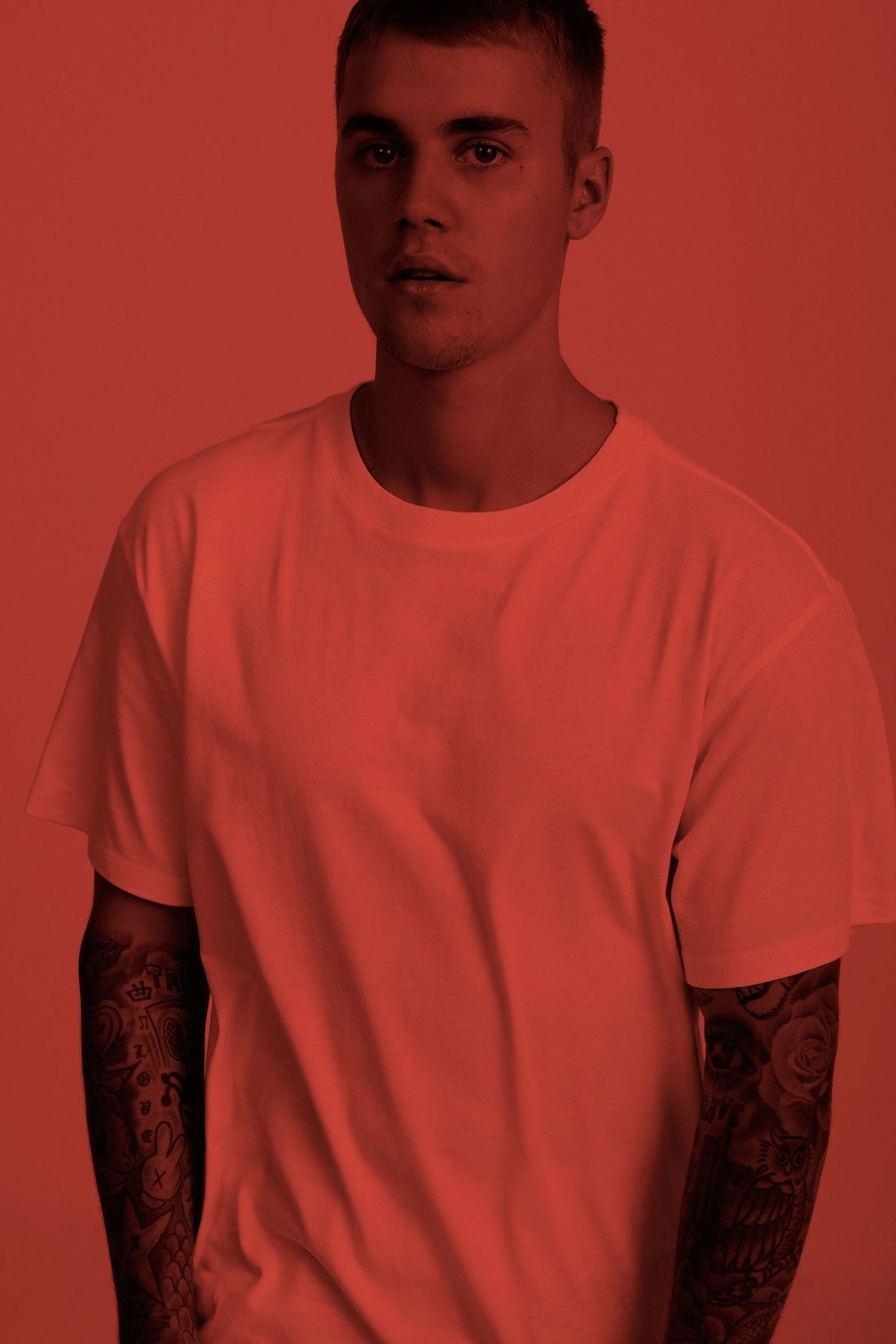 Justin Bieber 與造型師 Karla Welch 合作推出純白色 T-Shirt 別注系列