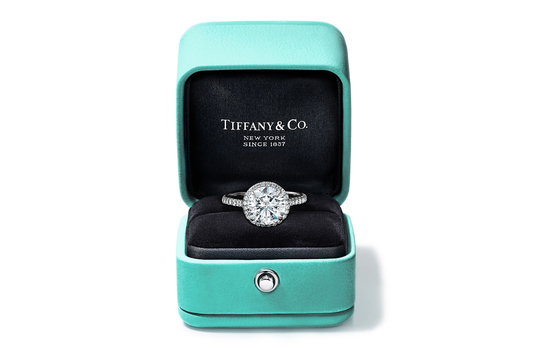 Tiffany & Co. 推出全新「Bow Ribbon」訂婚鑽戒系列