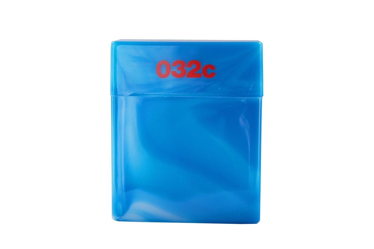 《032c》推出全新藍色香煙盒配飾