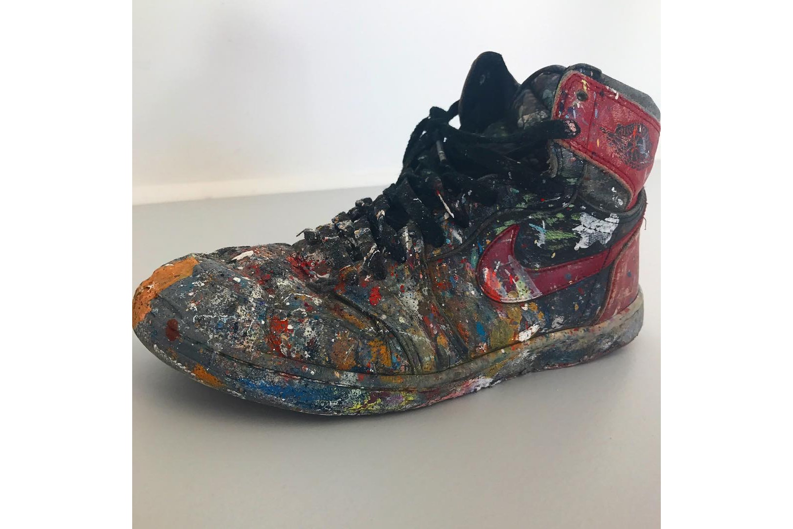 藝術家 Dave White 曬出 20 年前創作的 Air Jordan 1「Bred」塗鴉版本