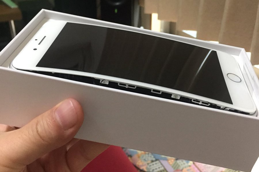iPhone 8 Plus 驚現電池漲起致屏幕爆裂事故