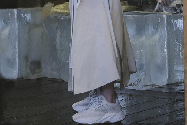 《Vogue》澳洲版為 YEEZY BOOST Wave Runner 700 拍攝造型特輯