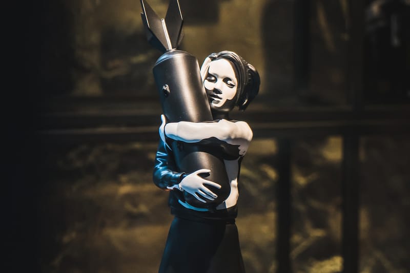 Medicom Toy x Brandalism x Banksy 全新「Bomb Hugger」雕塑上架