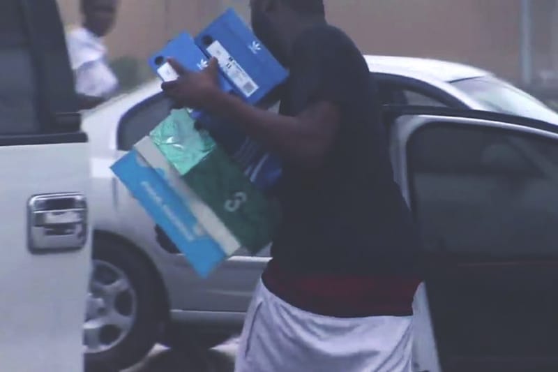 邁阿密市民趁着颶風 Irma 洗劫 Foot Locker