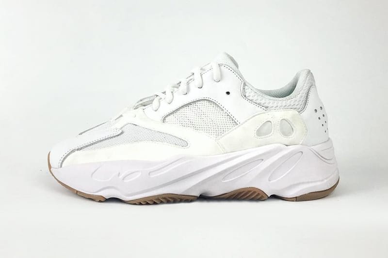 YEEZY BOOST 700 Wave Runner 全新「White Gum」及「Triple Black」配色曝光