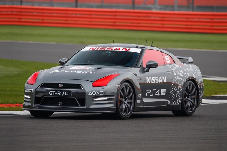 賽車手使用 PlayStation 4 手柄駕駛一台真正的 Nissan GT-R 跑車