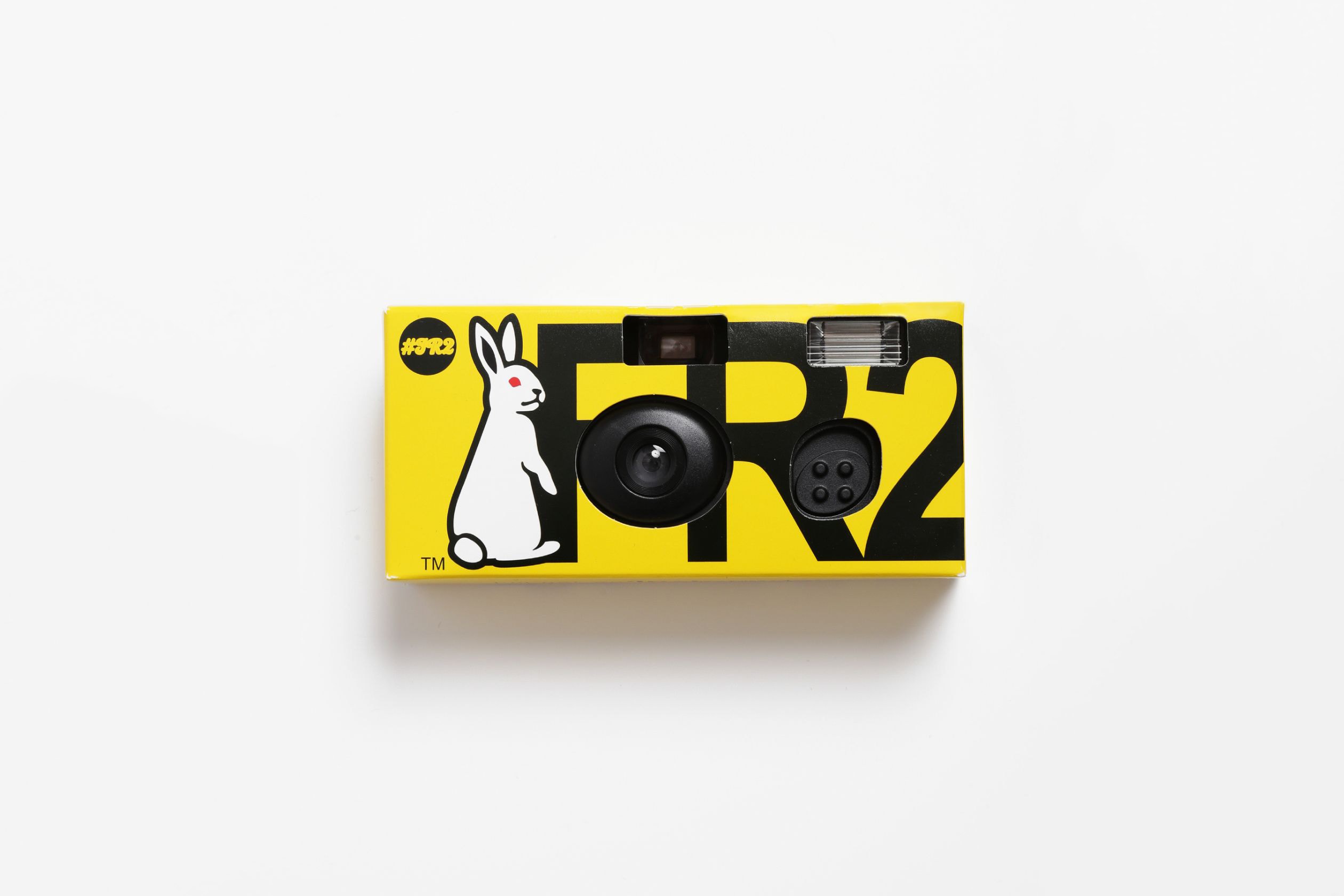 Fxxking Rabbits 推出定製 Fujifilm 一次性相機