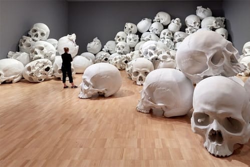 Ron Mueck 於維多利亞國立美術館舉辦全新展覽