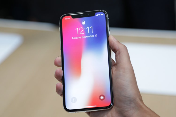 CES 2018 展會中最「奇趣」的 iPhone X 配件