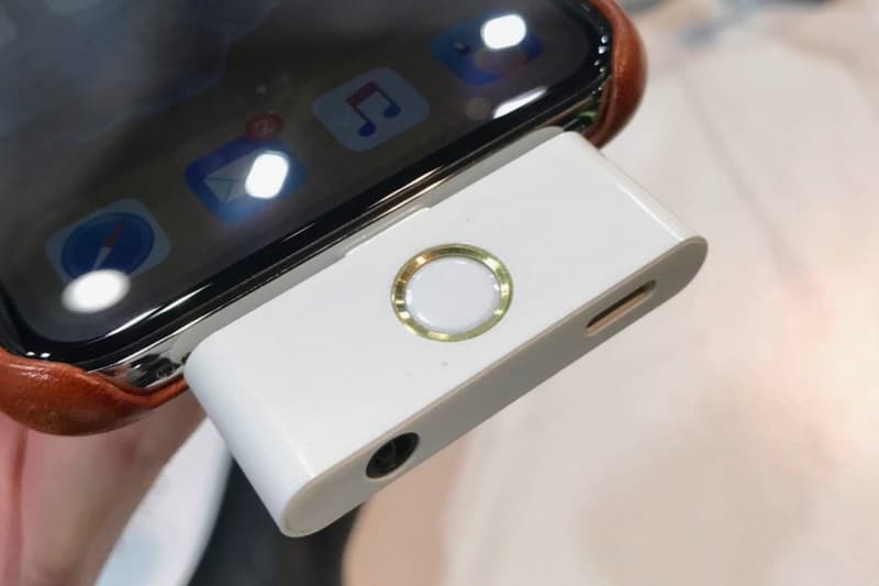 CES 2018 展會中最「奇趣」的 iPhone X 配件