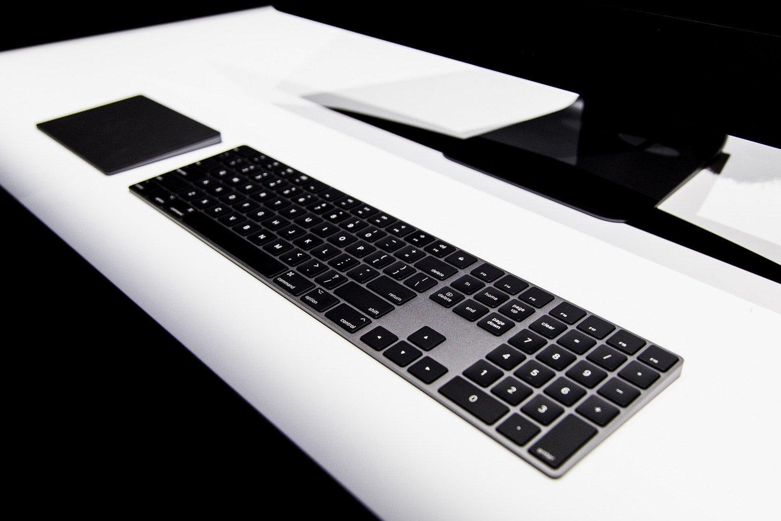 iMac Pro 配套「太空灰」鍵盤和鼠標在 eBay 被瘋狂炒賣