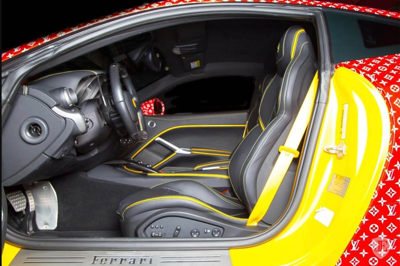 迪拜富童 Money Kicks 出售 Ferrari F12 Berlinetta「Supreme x Louis Vuitton」定製跑車