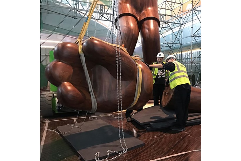 全新 KAWS 巨型雕塑正在卡塔尔搭建中