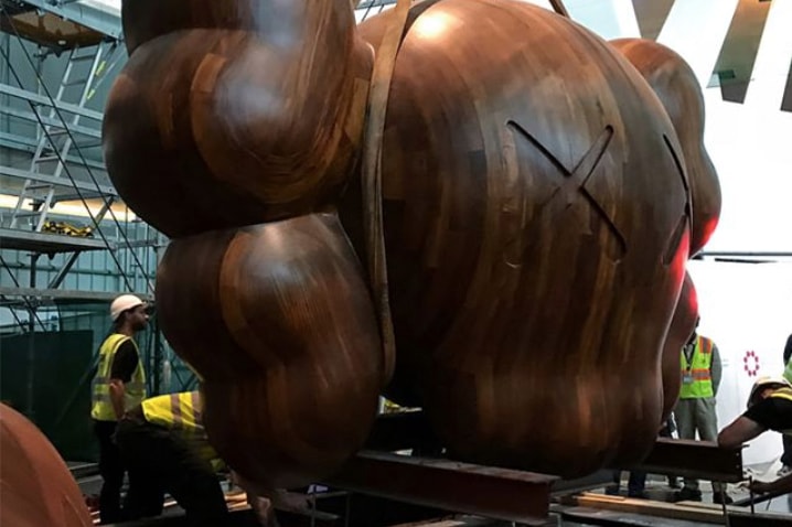 全新 KAWS 巨型雕塑正在卡塔尔搭建中