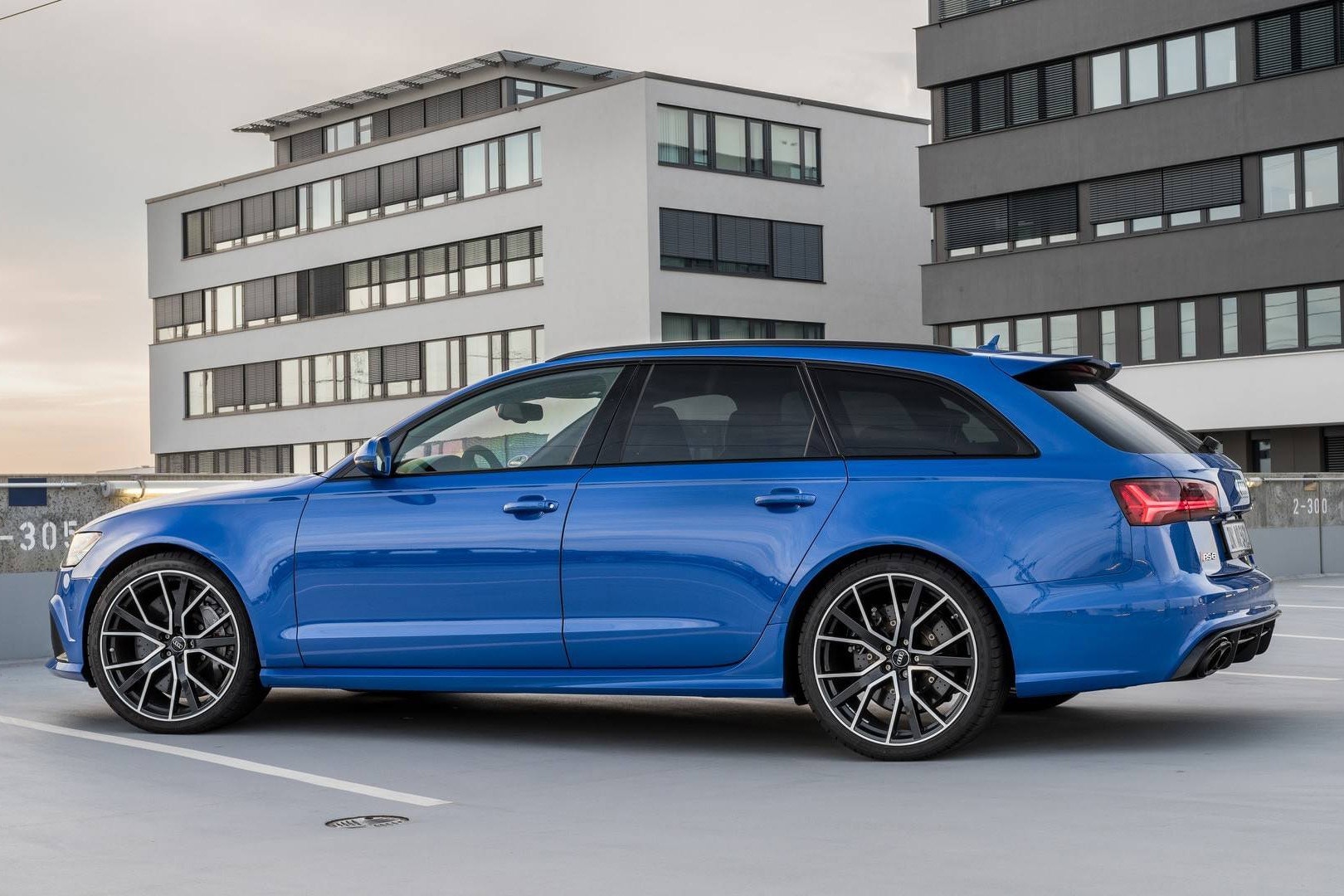 Audi 限量推出「Nogaro Blue」別注配色的 RS6 Avant Performance