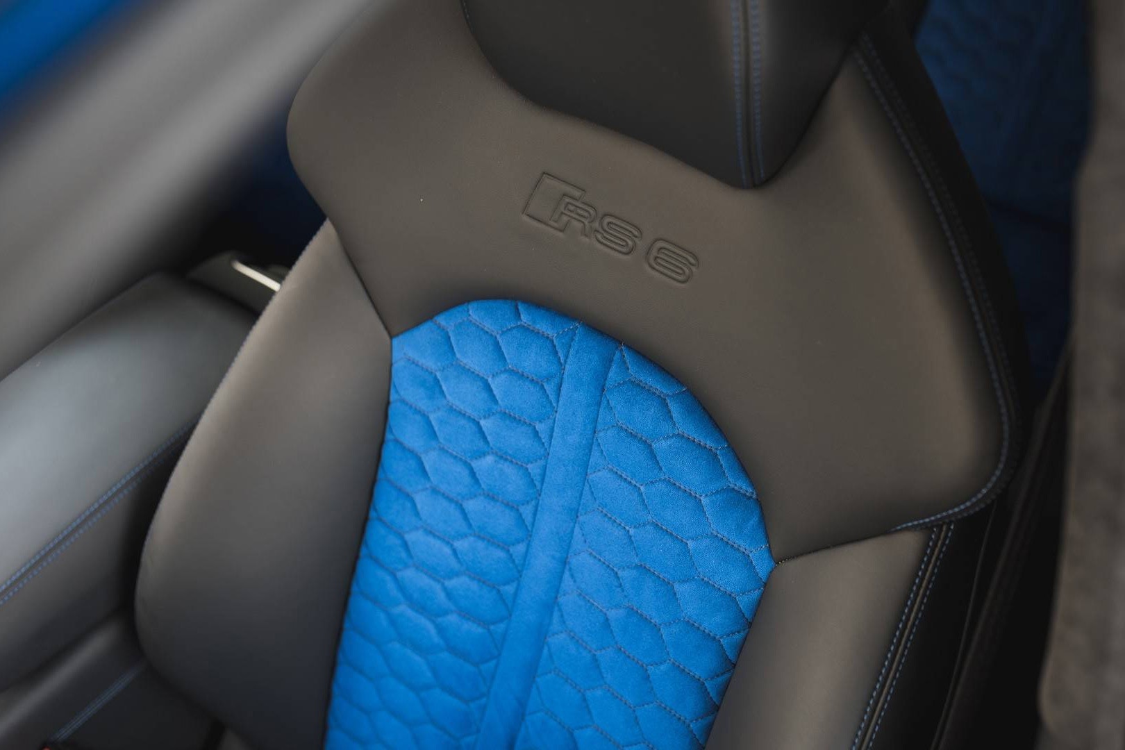 Audi 限量推出「Nogaro Blue」別注配色的 RS6 Avant Performance